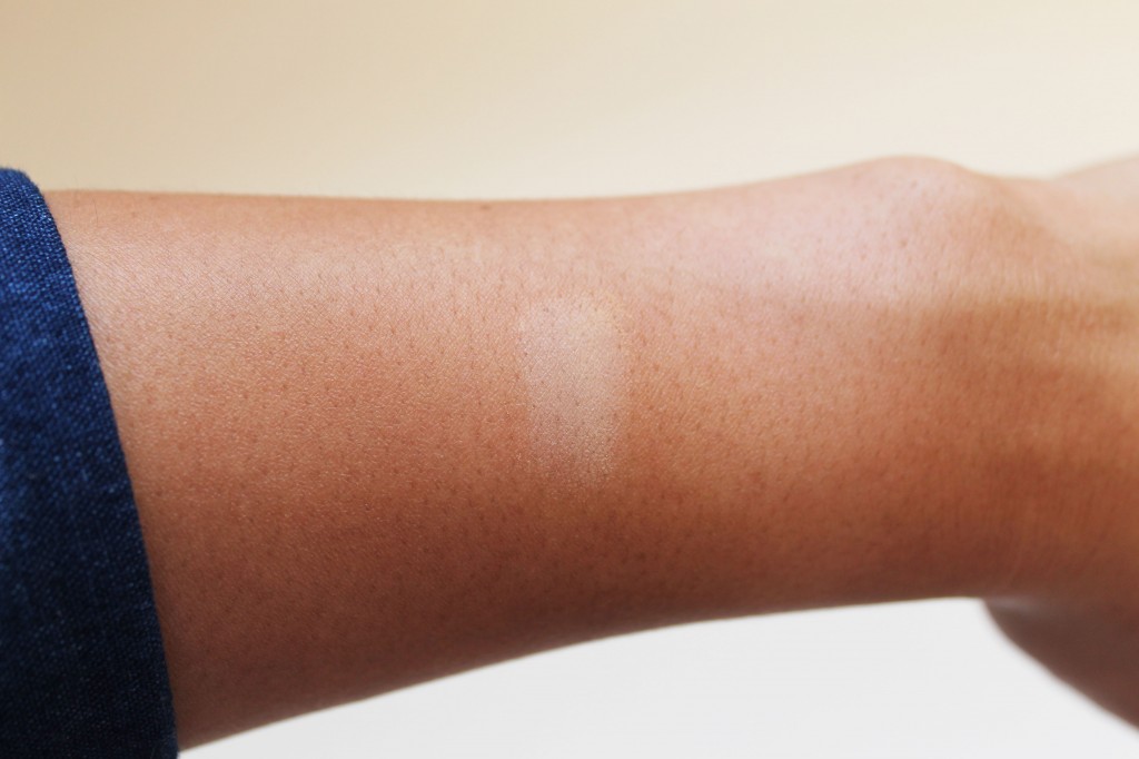 TARTE Amazonian Clay Airbrush Foundation medium tan sand review swatch