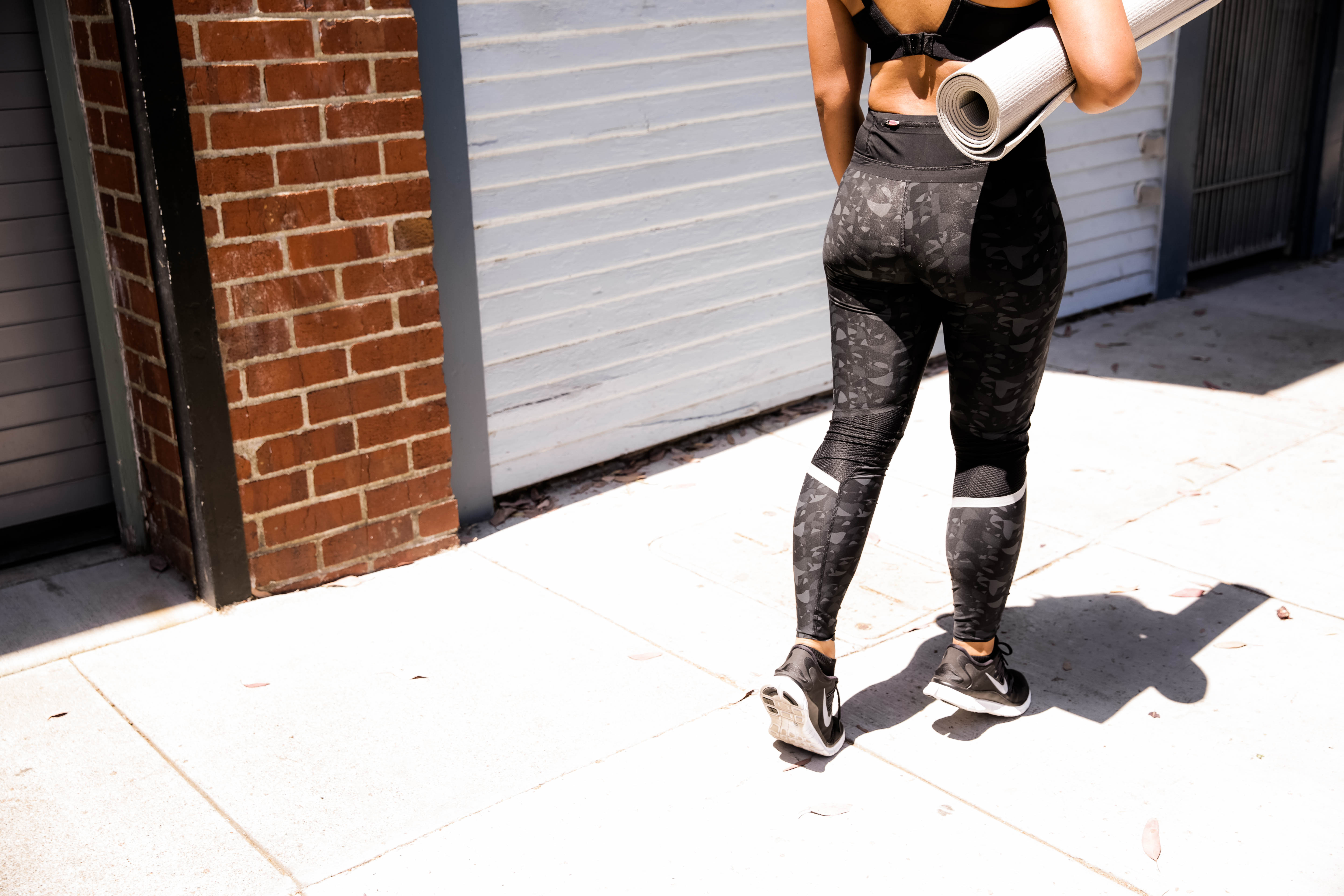 10 Ways to Stay Motivated to Workout | The Beauty Vanity Sweaty Betty Workout Outfit