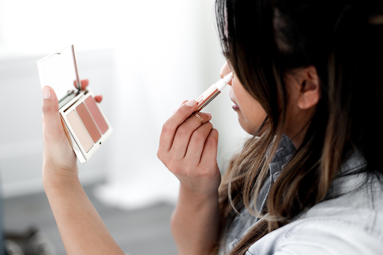 CLARINS INSTANT LIGHT BRUSH-ON PERFECTOR MEDIUM BEIGE Review | The Beauty Vanity