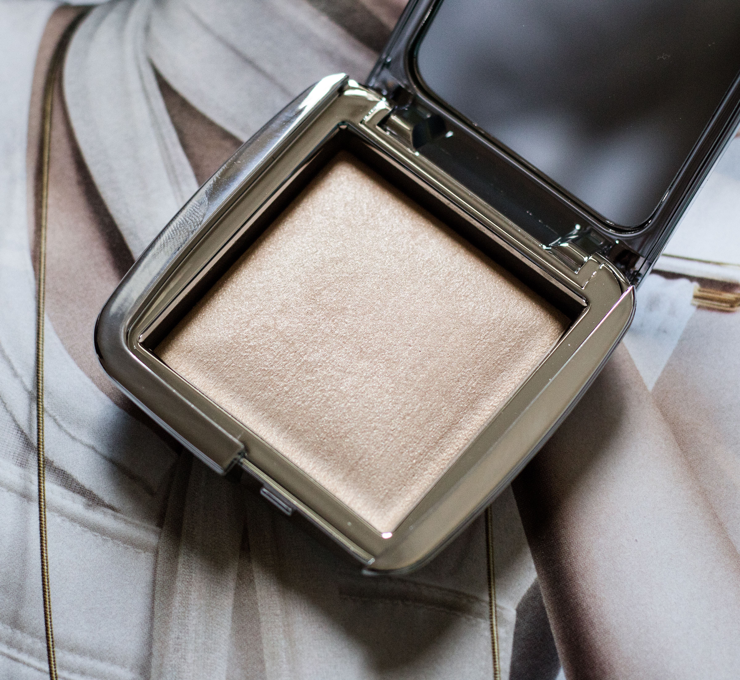 The Beauty Vanity | Hourglass Ambient Strobe Lighting Powder Brilliant Review Swatches